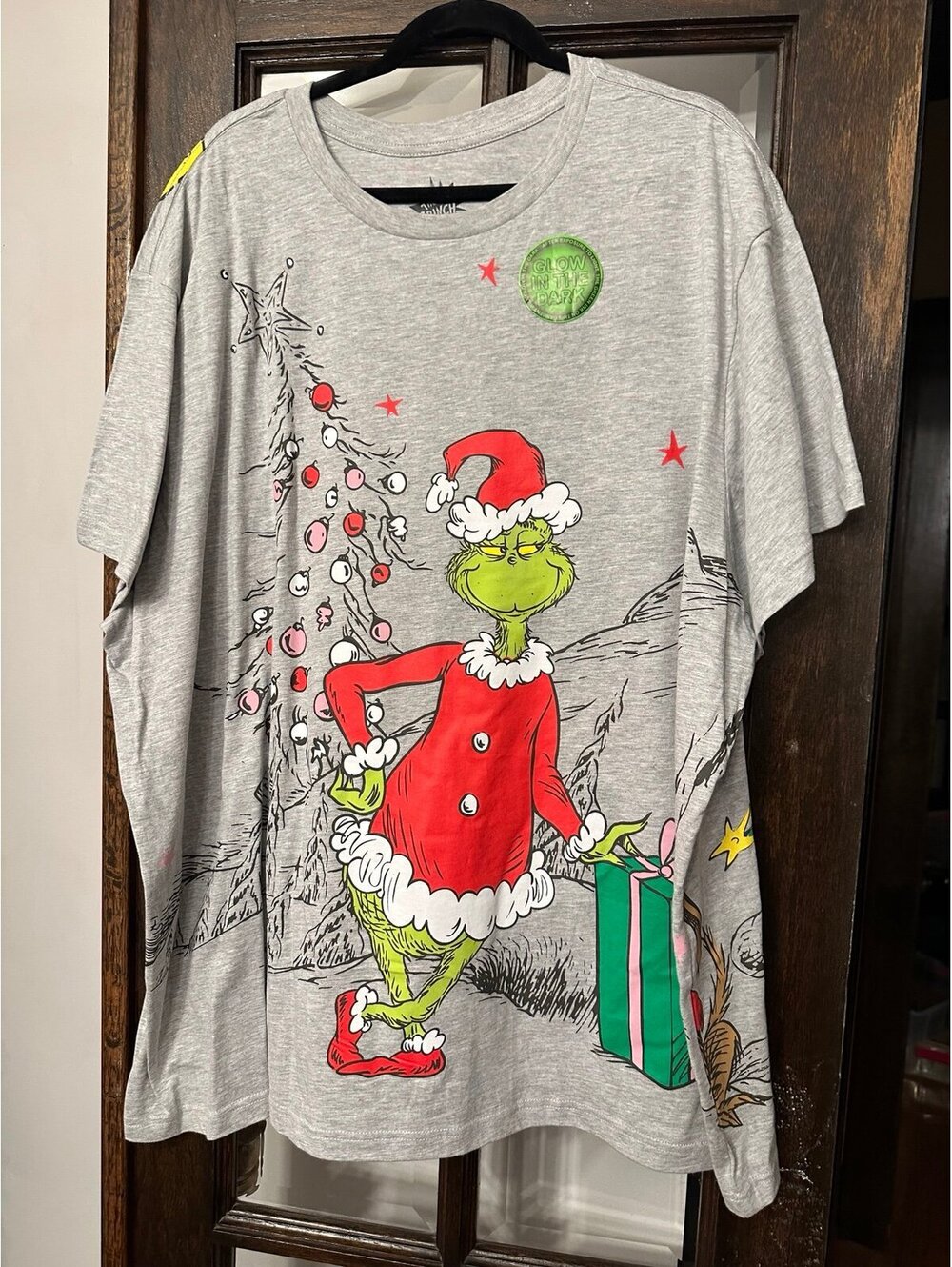 Women’s grinch graphic glow in the dark tshirt 2x